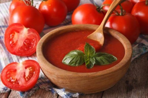 houten kom met zelfgemaakte tomatensaus
