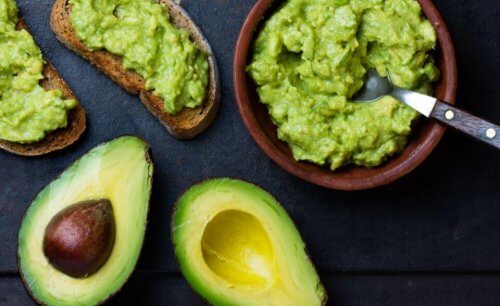 guacamole saus met opengesneden avocado's
