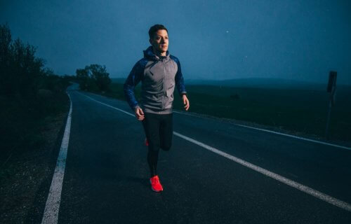 man loopt hard in de avond