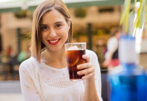 jonge vrouw drinkt cola