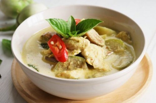 Vegetarische curry met aubergine, tomaat en spinazie