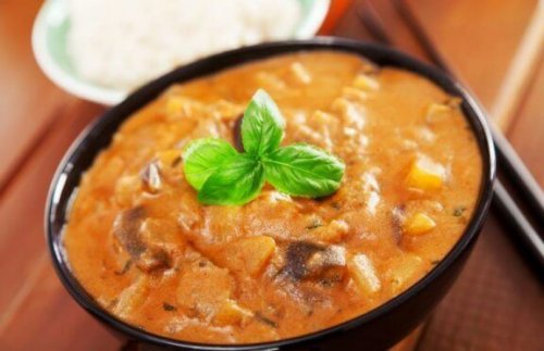 vegetarische curry met aubergine en tomaat