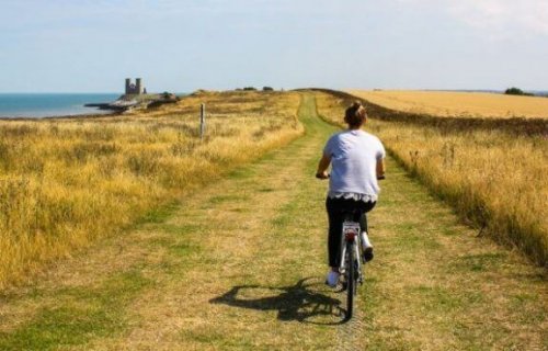 vrouw fietst in de natuur