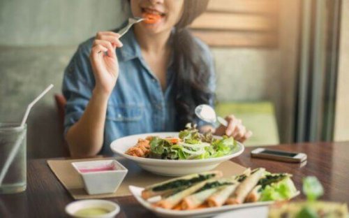 vrouw eet holistisch voedsel