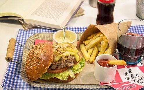 hamburger met patat en mayonaise en ketchup