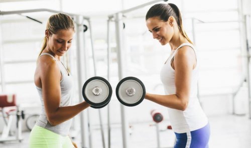 jonge vrouwen werken met dumbbells
