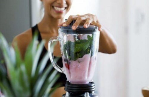 vrouw maakt smoothie in blender