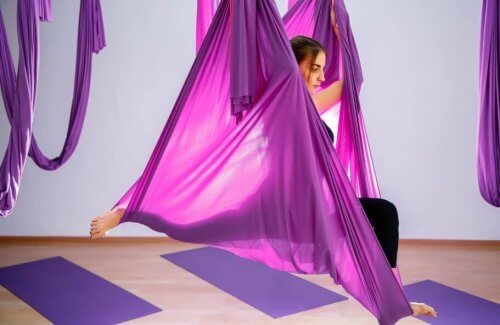 een oefening van aerial yoga