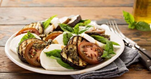salade caprese met aubergine op een bord geserveerd