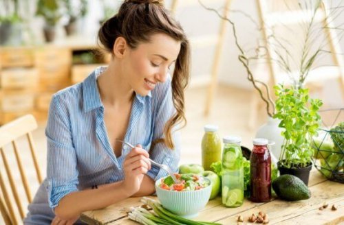 vrouw zit aan tafel te eten