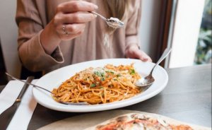 Kun je het eten van eiwitten en koolhydraten combineren?