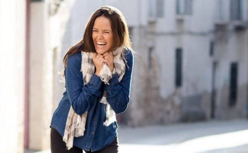 Gelukkig meisje dat op straat lacht