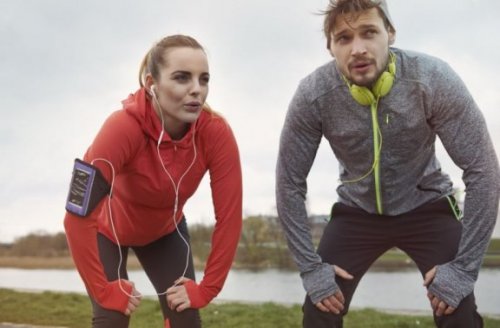 man en vrouw blazen uit na hardlopen