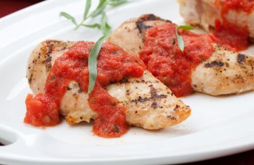 Kippenborst met tomatensaus
