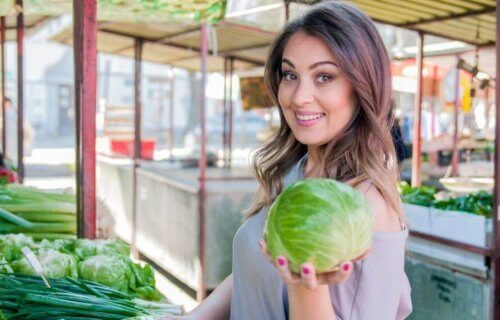 Vrouw die kool pakt voor coleslaw
