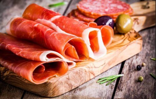 Serranoham en olijven geserveerd op een plankje