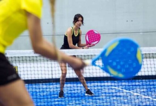 Twee vrouwen die padelracket spelen