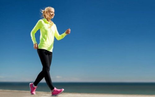 Vrouw die cardio doet door te lopen