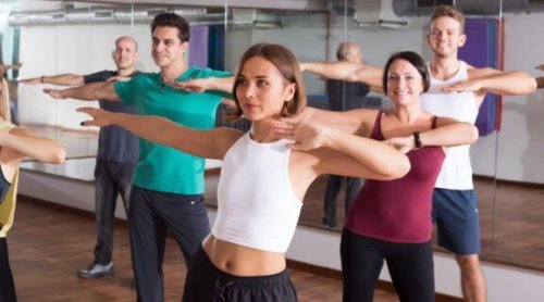 Groep die Zumba voor buikspieren doet