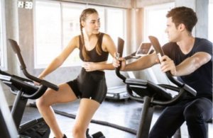 Moet je cardiotraining voor of na krachttraining doen?