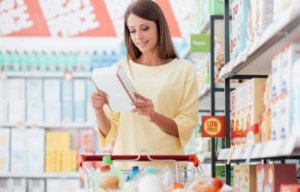 In de supermarkt winkelen voor een fitnessdieet