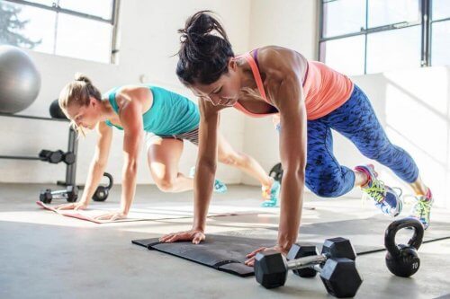 Vrouwen die HIIT-trainingsoefeningen doen om van love handles af te komen
