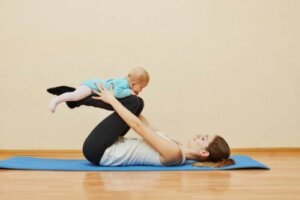 Wanneer en hoe postpartum-oefeningen te doen