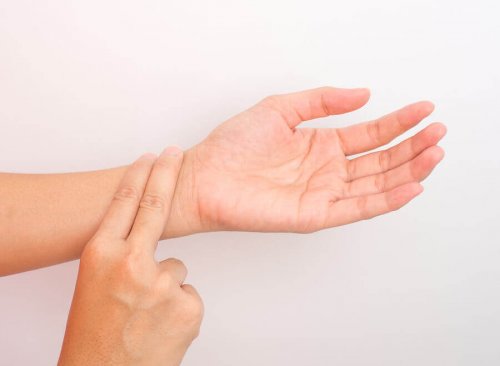 vrouwenhand die de bloeddruk opneemt