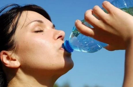 Drink water tegen steken in de zij