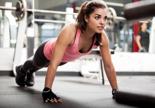 Fitnessvrouwen doen push-ups