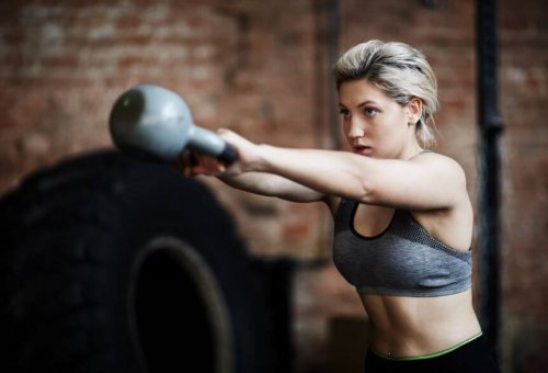Vrouw die oefeningen doet met kettlebell