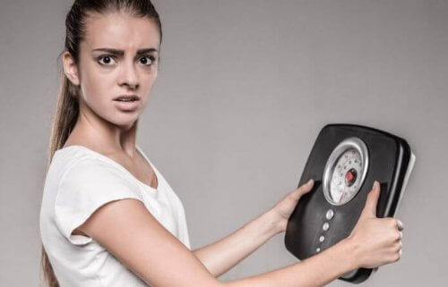 vrouw met weegschaal wonderdieten