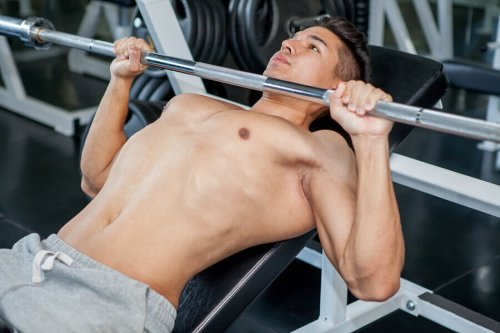 De bench press met stang