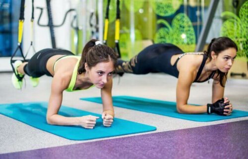 TRX-trainingen op een mat