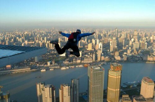 Base jumping is een van de extreme sporten