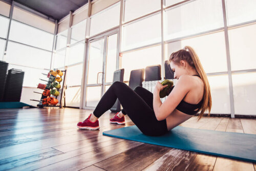 Buikspieroefeningen met een dumbbell die je moet proberen