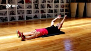 buikspieroefeningen met een dumbbell