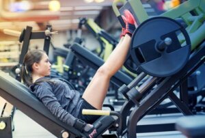 Incline leg press machine voor slanke dijbenen