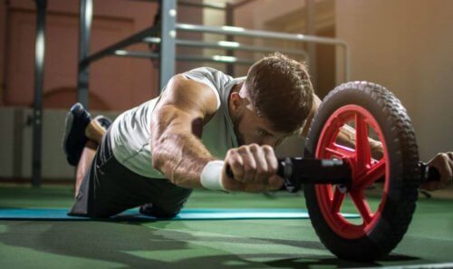 Met de ab wheel thuis aan bodybuilding doen