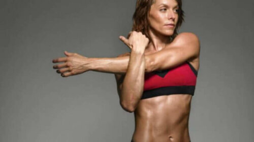 Om de schouders goed te rekken doe je zo