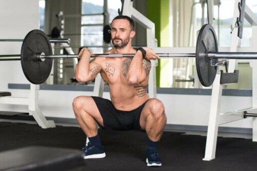 De back-squat met stang onder de kin