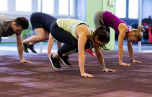 De burpee traint het hele lichaam