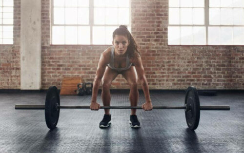 Vrouw die de deadlift doet