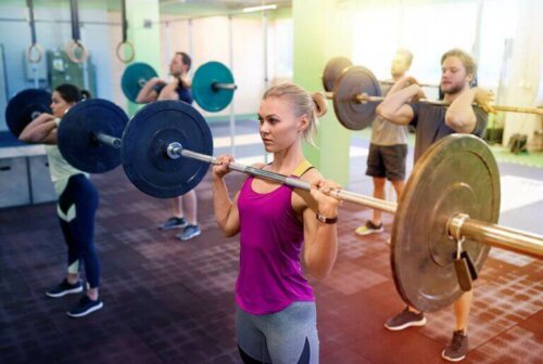 Push press een van de basis CrossFit-oefeningen