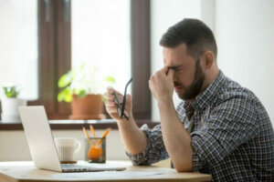 Man zit achter computer
