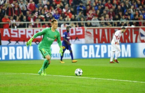 De keeper speelt de bal