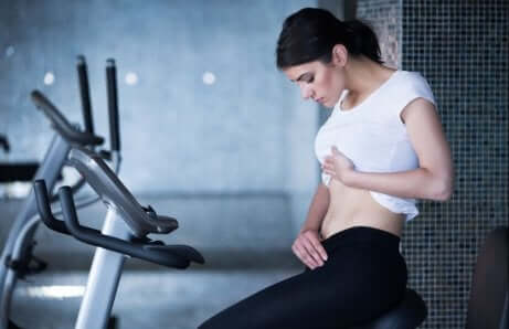 Vrouw bekijkt haar buik