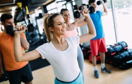 Gelukkige vrouw traint in de sportschool