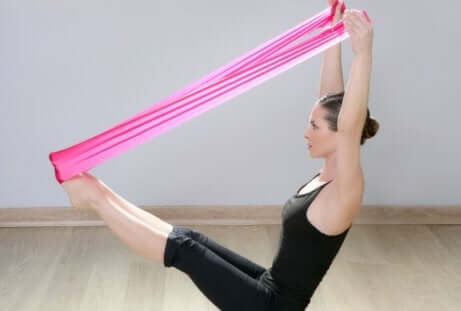 Vrouw doet V-ups met een elastische band