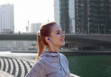 Vrouw krijgt dagelijkse motivatie van muziek
